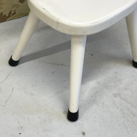 Wit vintage schoolstoeltje