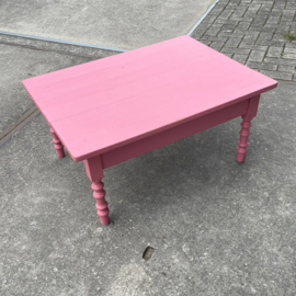 Antiek roze tafeltje