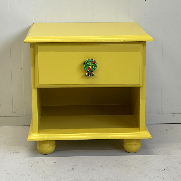 Restyle geel nachtkastje