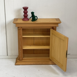 Brocante houten hangkastje