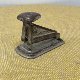 Antieke nietmachine