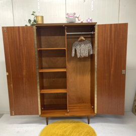 Strakke vintage 2d kledingkast