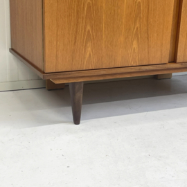 Strakke vintage 2d kledingkast