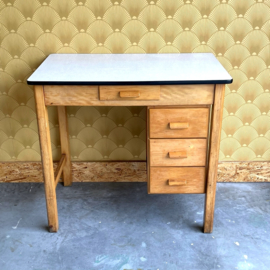 Vintage kinderbureau