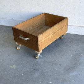 Houten ladekist op wielen