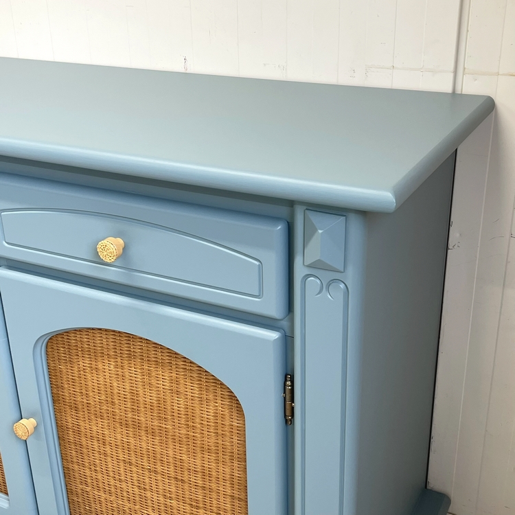 Restyle blauw & rotan dressoir