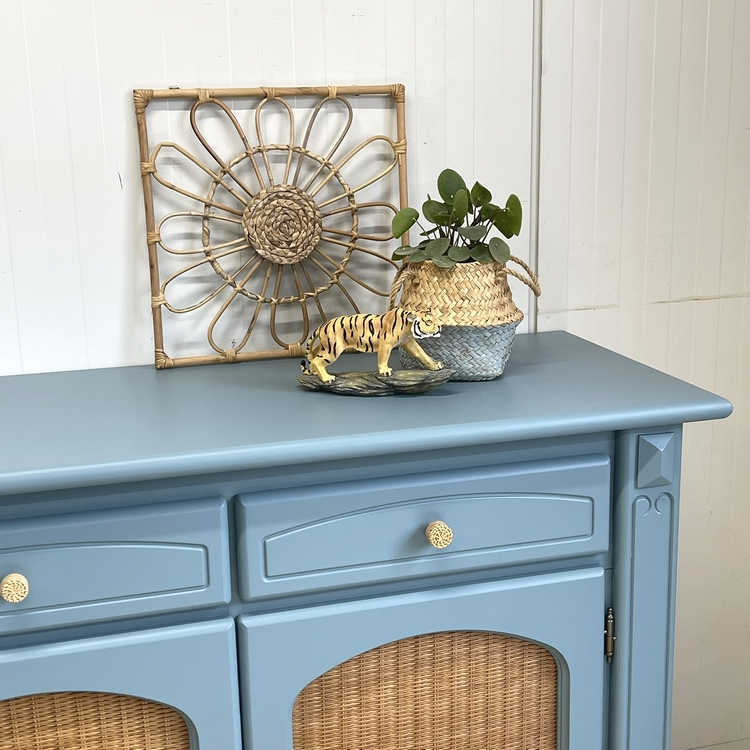 Restyle blauw & rotan dressoir