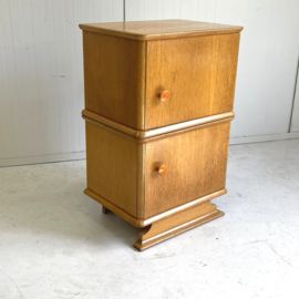Vintage stapel nachtkastje