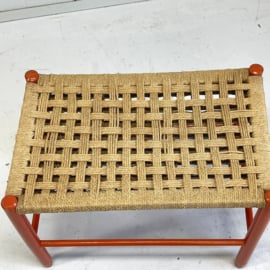 Jaren 70 oranje sisal kruk