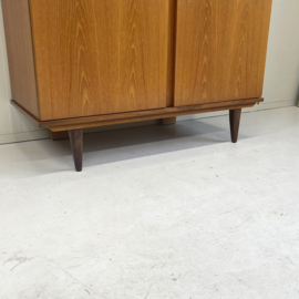 Strakke vintage 2d kledingkast
