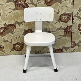 Wit vintage schoolstoeltje