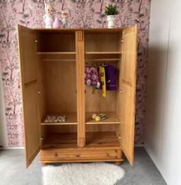 Rotan kledingkast