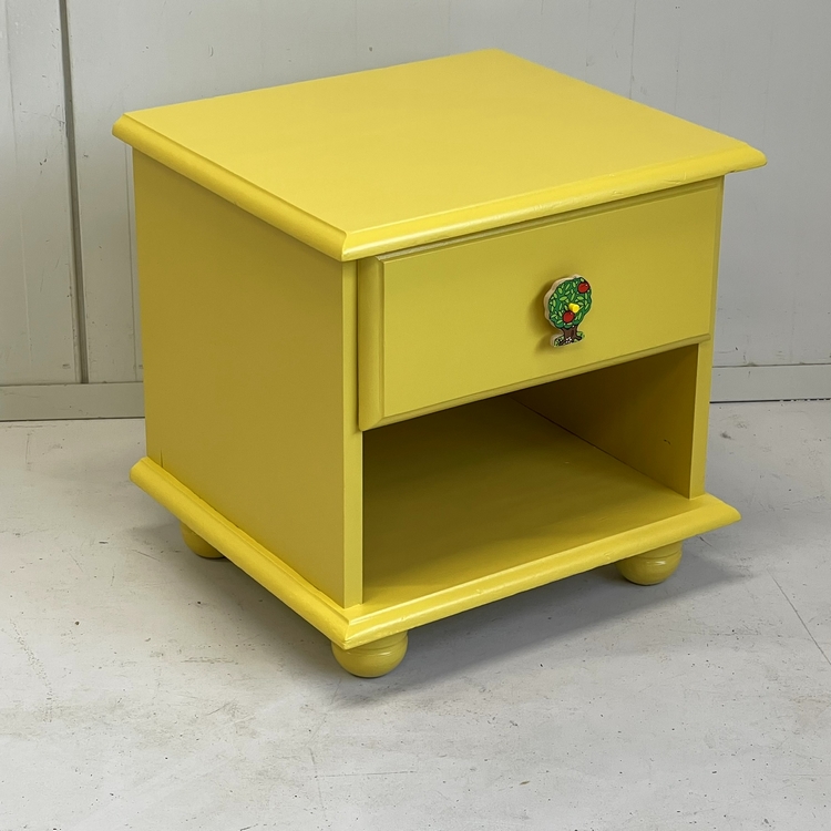 Restyle geel nachtkastje