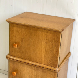 Vintage stapel nachtkastje