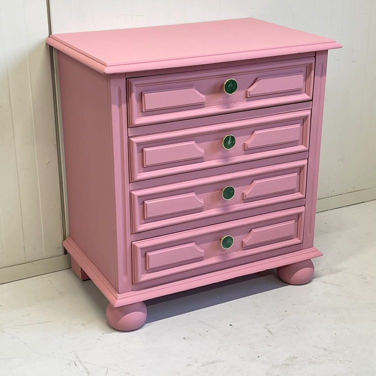 Roze restyle ladekastje