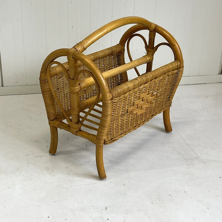 Rotan krantenbak