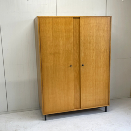 Strakke vintage kledingkast