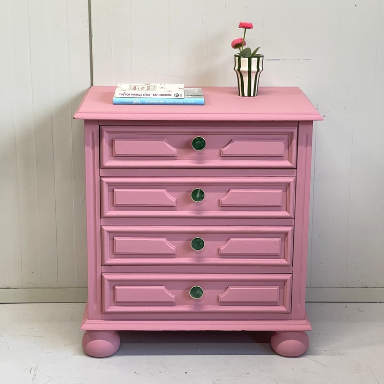 Roze restyle ladekastje