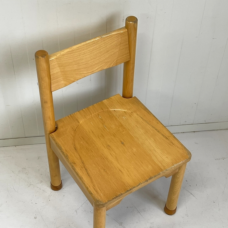 Houten schoolstoeltje