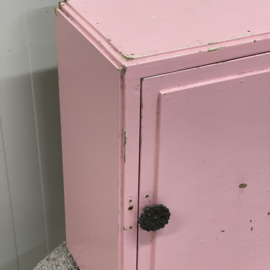 Roze brocante medicijnkastje