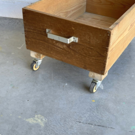 Houten ladekist op wielen