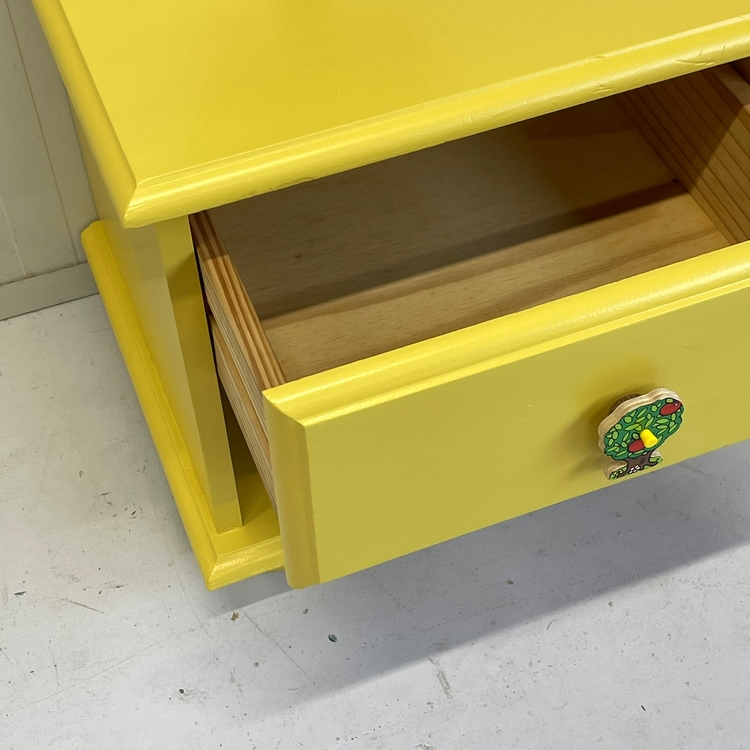 Restyle geel nachtkastje