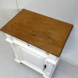Landelijk brocante kastje