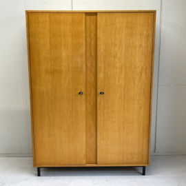 Strakke vintage kledingkast