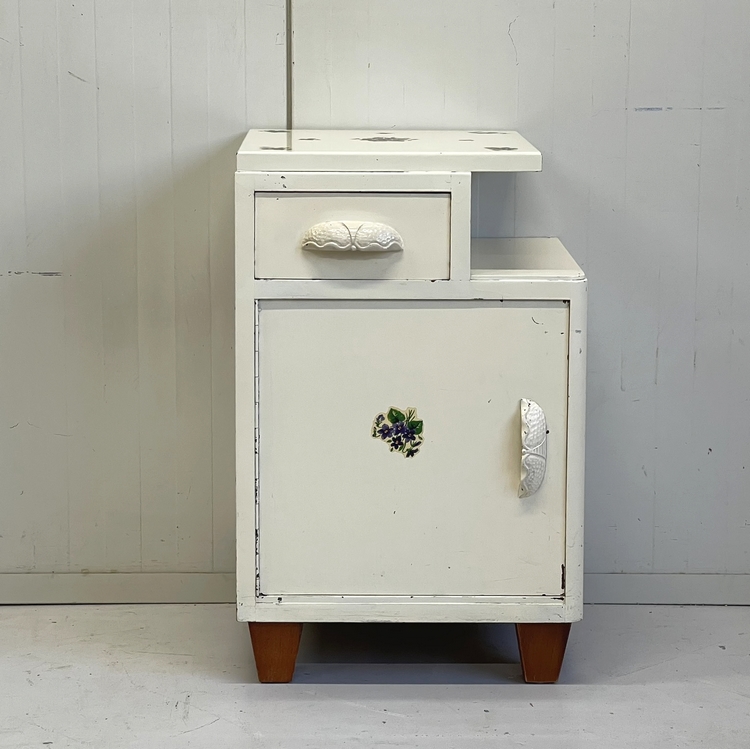 Brocante nachtkastje bloem