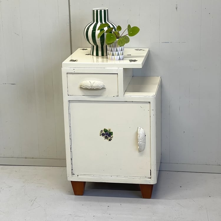 Brocante nachtkastje bloem