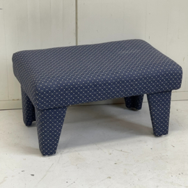 Blauw stoffen voetenbank
