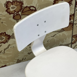 Wit vintage schoolstoeltje