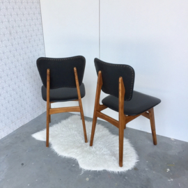 2 Zwarte vintage stoelen
