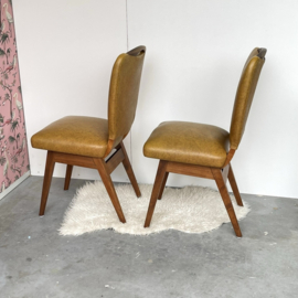 Okergele stoelen