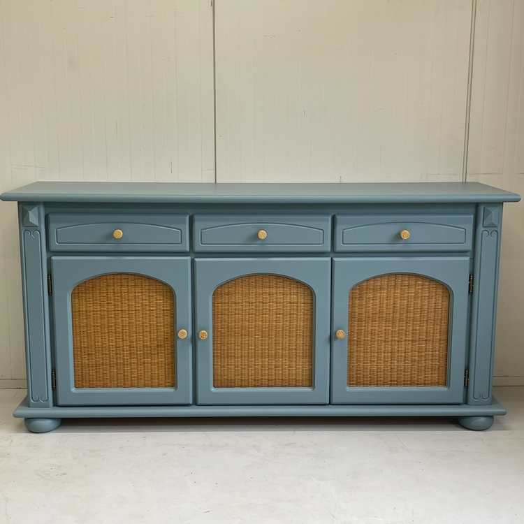 Restyle blauw & rotan dressoir