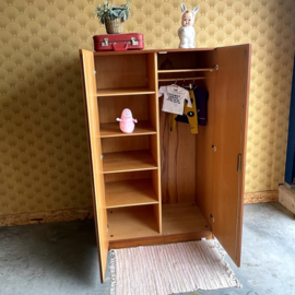 Vintage kledingkast