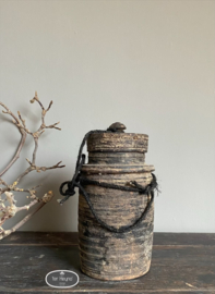 Oude houten kruik met deksel (linker)
