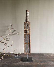 Oud houten ornament op standaard