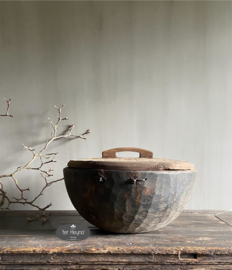 Oud houten pot met deksel
