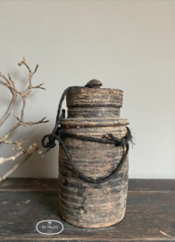 Oude houten kruik met deksel (linker)