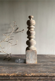 Houten baluster ornament Aura Peeperkorn (linker)