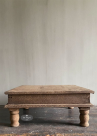 Oud houten bajot tafel op pootjes