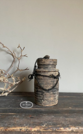 Oude houten kruik met deksel (linker)