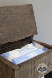 Oud houten toiletrol houder met klep