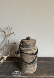 Oude houten kruik met deksel (linker)
