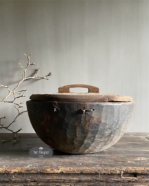 Oud houten pot met deksel
