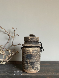 Oude houten kruik met deksel (linker)