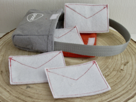 Tas + brieven | past bij  Postbode Kiki