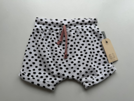68 shortje wit zwart Dots