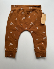 68 broekje cognac blaadjes